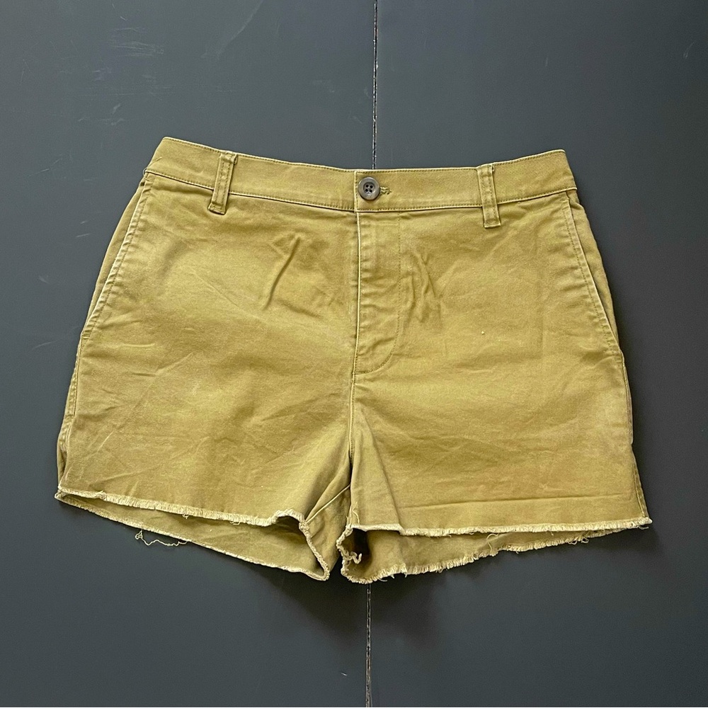Madewell short in size 27. Color: army green